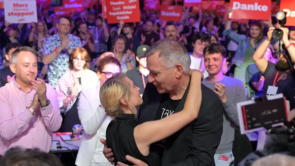 Jan-van-Aken-ehemaliger-Parteivorsitzender-der-Partei-Die-Linke-wird-beim-Bundesparteitag-der-Linken-von-Ines-Schwerdtner-l-Vorsitzende-der-Partei-Die-Linke-umarmt-und-von-seinem-Amt-verabschiedet-Schwerpunkte-des-dreitaegigen-Parteitages-sind-die-Wahl-des-Parteivorstandes-und-die-inhaltliche-politisch-aktuelle-Debatte
