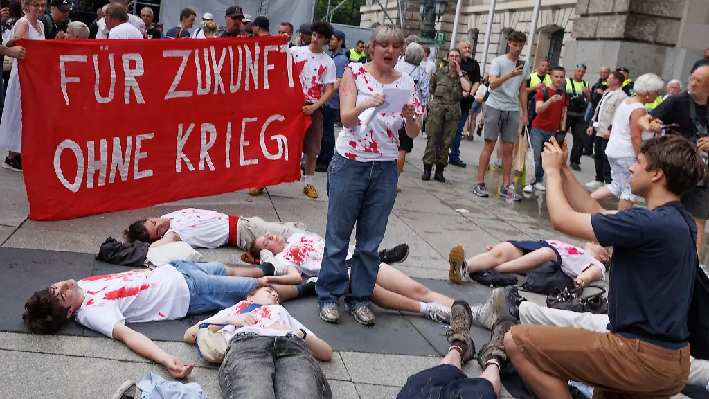 „Nie wieder Wehrpflicht“: Demonstranten stören Pistorius bei Veteranen-Ehrung