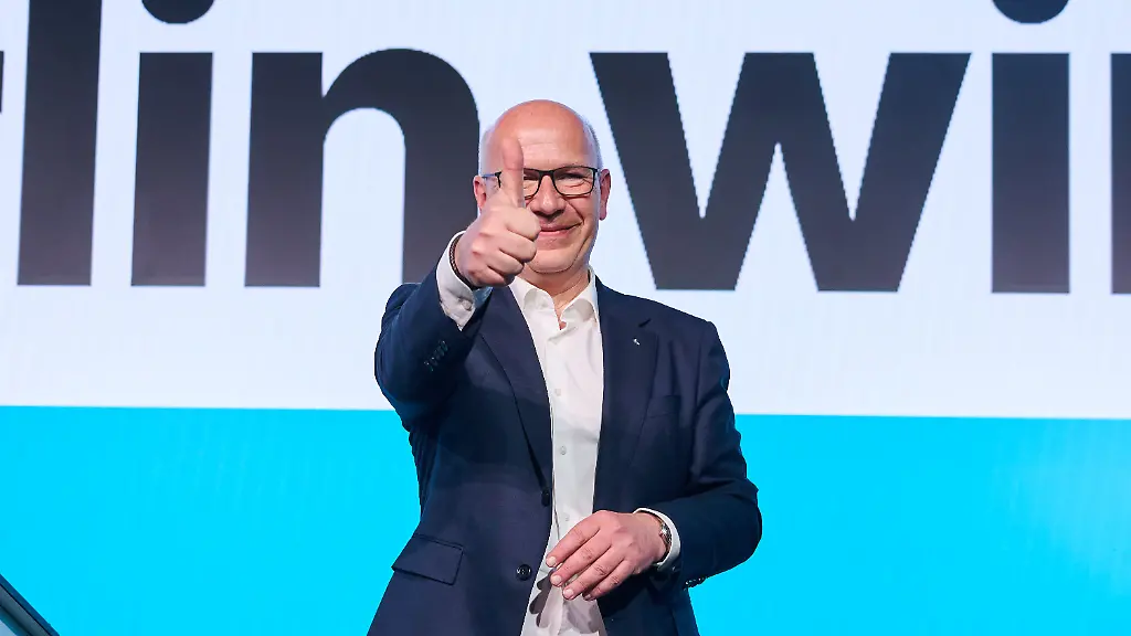 Kai-Wegner-CDU-Regierender-Buergermeister-von-Berlin-kommt-erneut-auf-die-Buehne-nachdem-er-auf-dem-Parteitag-der-CDU-Berlin-erneut-als-Spitzenkandidat-fuer-die-Abgeordnetenhauswahl-am-20-September-gewaehlt-wurde