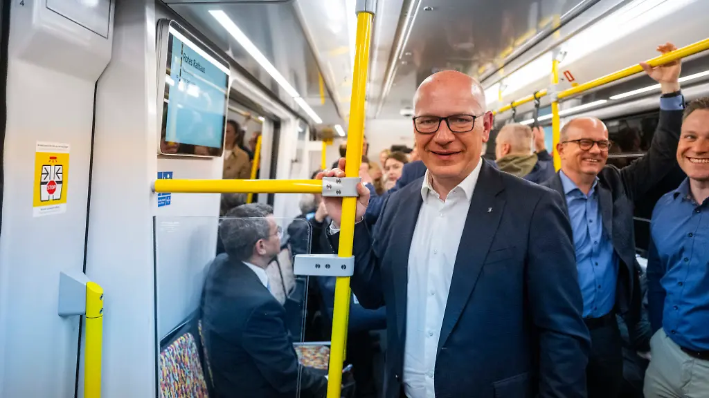 Kai-Wegner-CDU-Regierender-Buergermeister-von-Berlin-steht-in-einem-Wagen-einer-neuen-U-Bahn-der-Linie-U5-Nach-einer-letzten-Testphase-sind-in-Berlin-bis-zu-36-Neuwagen-der-Berliner-U-Bahn-unterwegs