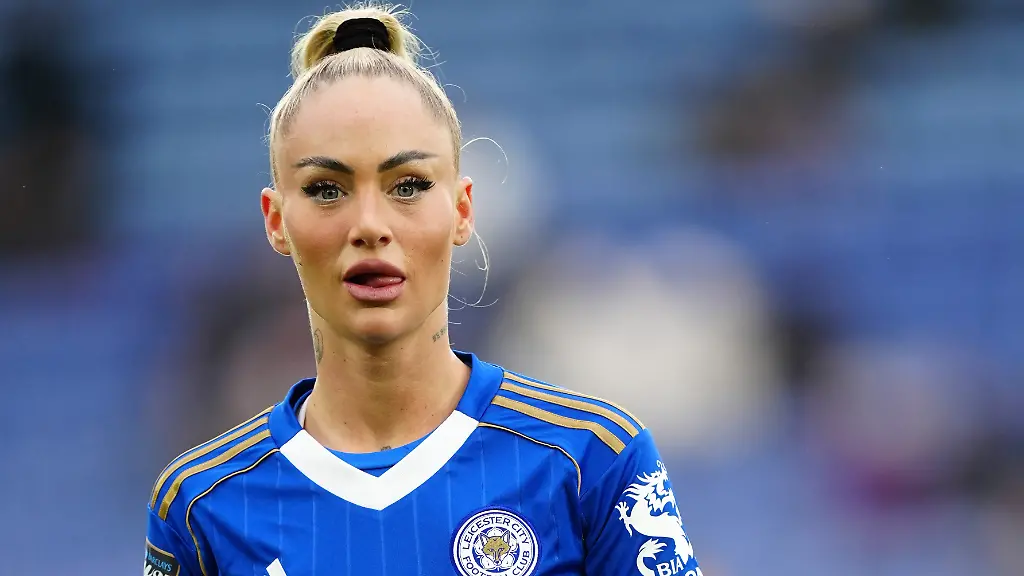 WM? Nö, Strandurlaub!: Alisha Lehmann kickt im Bikini