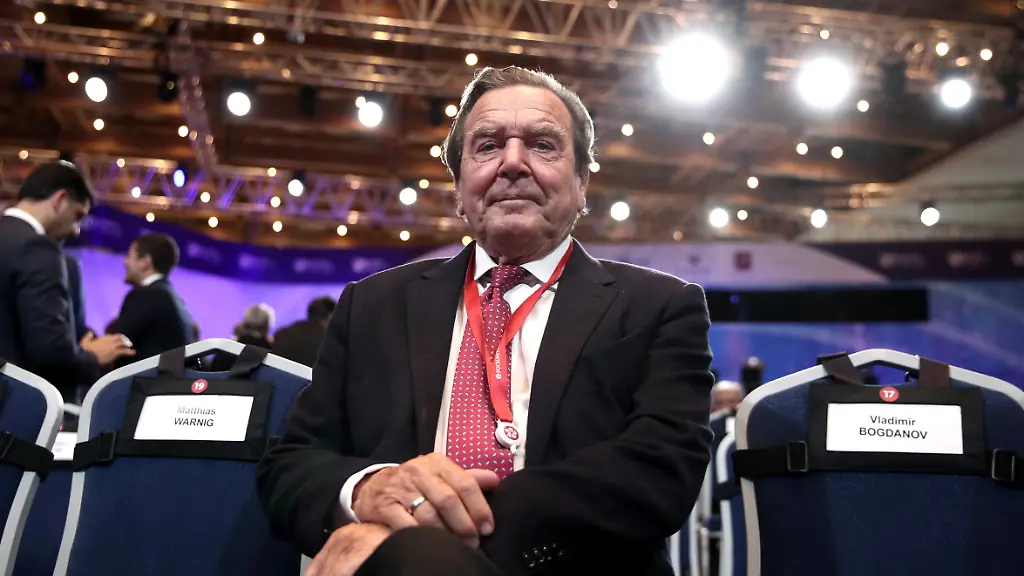 Im Kempinski gesichtet: Altkanzler Schröder zu Besuch in Moskau