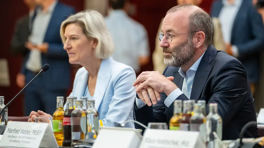Manfred-Weber-r-Vorsitzender-der-EVP-Fraktion-im-Europaeischen-Parlament-und-Angelika-Niebler-l-Vorsitzende-der-CSU-Europagruppe-nehmen-an-einer-Sitzung-des-bayerischen-Ministerrats-in-der-bayerischen-Vertretung-teil