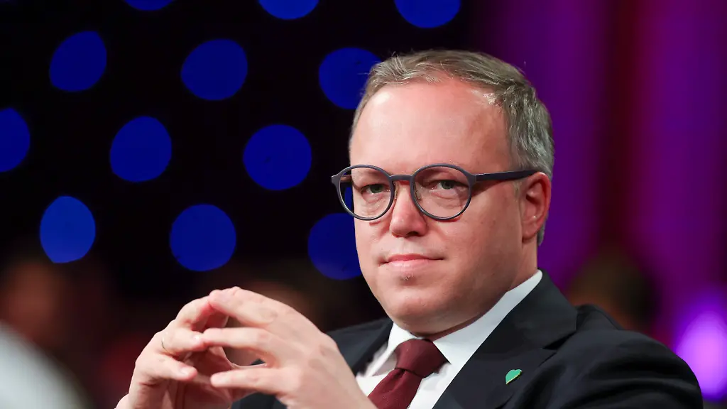 „Verstoß gegen Dienstanweisung“: Ministerpräsident Voigt für KI-generierte Reden kritisiert