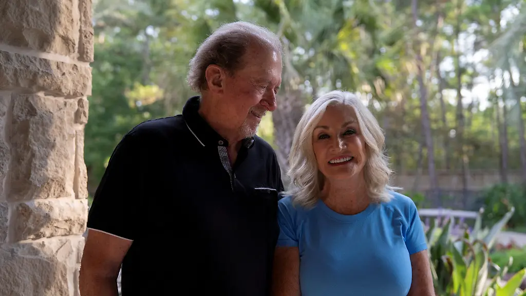 Menta-Steve-Wallace-and-his-wife-Jo-Linda-Wallace-pose-for-a-portrait-at-their-home-in-The-Woodlands-Texas-U-S-May-29-2026-Menta-Wallace-is-taking-daraxonrasib-in-a-clinical-trial-which-is-Revolution-Medicine-s-pancreatic-cancer-drug