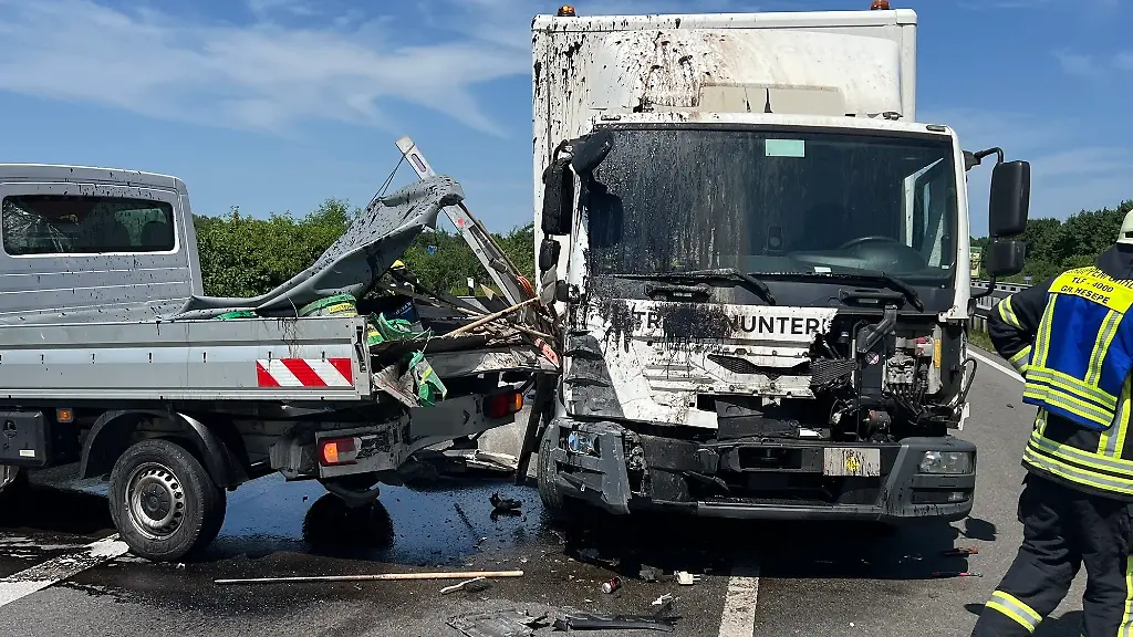 LKW kracht in Baustellenfahrzeug: Tote und Verletzte bei schwerem Unfall auf A31