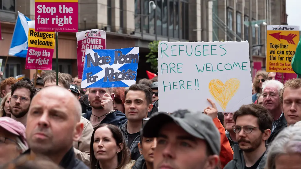 Zeichen der Solidarität: Tausende demonstrieren in Belfast gegen Rassismus