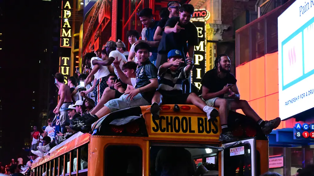 New-Yorkers-Celebrate-After-NY-Knicks-Win-First-NBA-Basketball-Herren-USA-Championship-In-53-Years-People-climb-on-top-of-buses-in-the-area-of-Times-Square-after-the-New-York-Knicks-win-their-first-NBA-championship-in-53-years-in-Manhattan-New-York-United-States-on-June-14-2026-Manhattan-New-York-New-York-United-States-PUBLICATIONxNOTxINxFRA-Copyright-xKylexMazzax-originalFilename-mazza-newyorke260614-nphX9