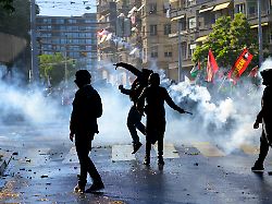 Im Vorfeld der G7: Bei Protesten in Genf fliegen Steine und bersten Fenster