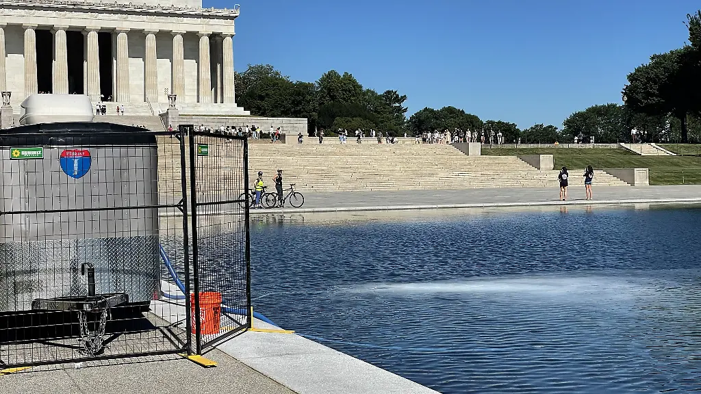 Ozon-Nanoblaeschen-werden-am-24-Juni-in-das-von-Algen-befallene-Wasserbecken-in-Washington-gepumpt