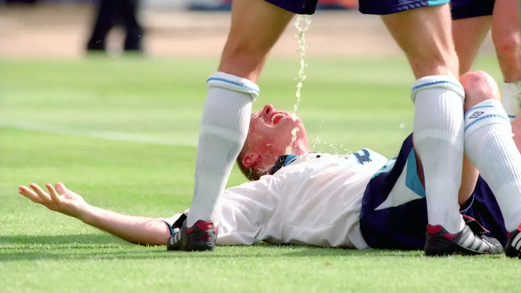 Paul-Gascoigne-England-Torjubel-mit-Wasserspritzern-Paul-Gascoigne-England-goal-celebration-with-Wasserspritzern