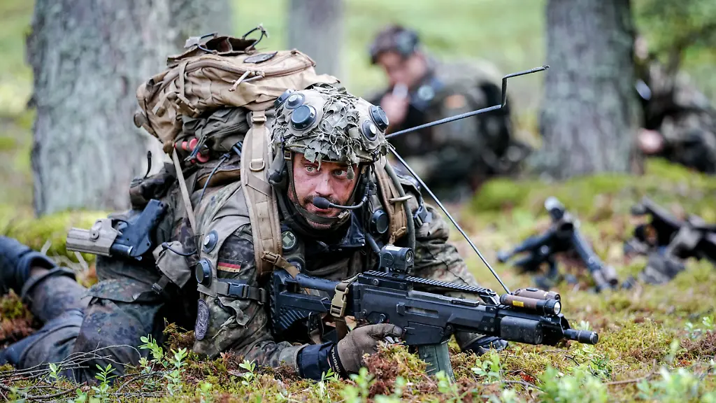 Philip-Panzergrenadier-der-Bundeswehr-und-Zugfuehrer-der-Bravo-Einheit-der-Puma-Schuetzenpanzer-schiesst-mit-Uebungsmunition-bei-der-Gefechtsuebung-Freedom-Shield-2026-in-Litauen-Die-Uebungsserie-ist-die-erste-Brigadegefechtsuebung-des-Grossverbandes-und-der-ihm-unterstellten-Kampftruppen-Es-nehmen-2900-Soldaten-aus-8-Nationen-mit-800-Fahrzeugen-teil-die-auch-mit-neuen-Bedrohungsszenarien-konfrontiert-werden