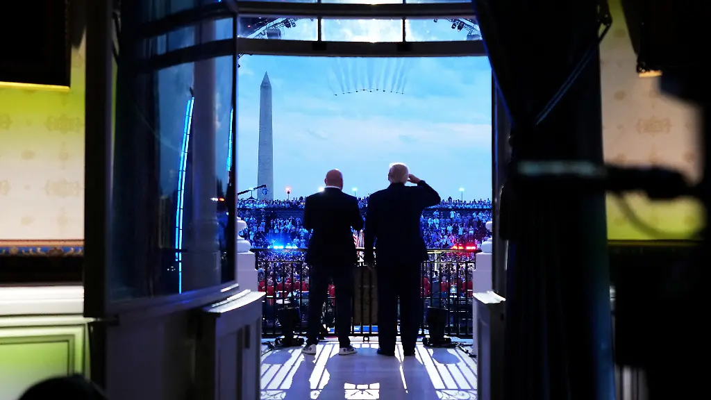 President-Donald-Trump-and-UFC-president-and-CEO-Dana-White-watch-the-U-S-Air-Force-Thunderbirds-and-U-S-Navy-Blue-Angels-perform-a-fly-over-the-White-House-during-the-UFC-Freedom-250-fights-on-the-South-Lawn-of-the-White-House-Sunday-June-14-2026-in-Washington-U-S