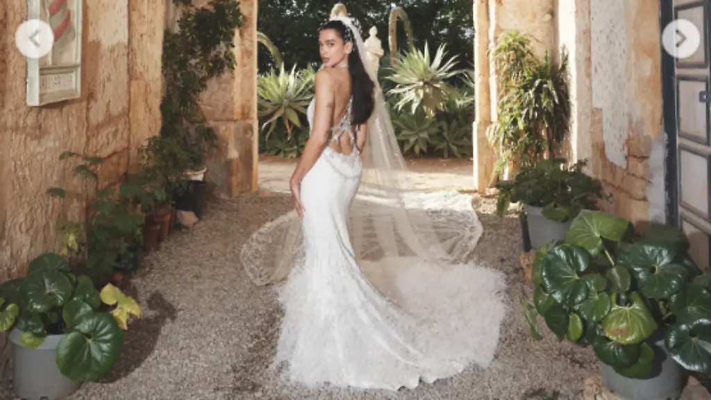 Haute-Couture von Chanel: Kristalle und Federn: Dua Lipa zeigt ihr Brautkleid
