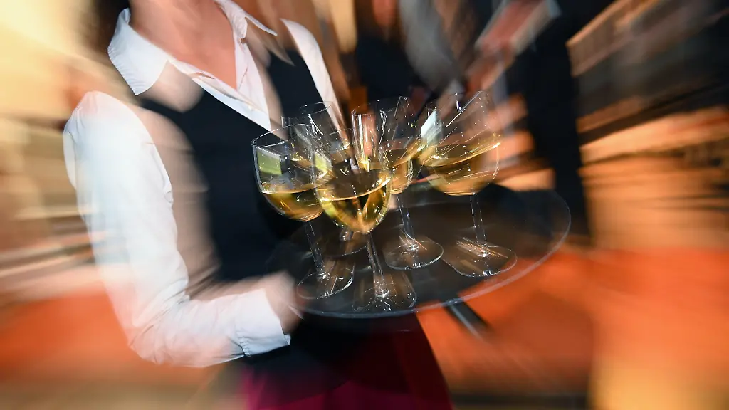 Servicekraefte-Servicekraft-in-der-Gastronomie-bei-der-Arbeit-Tablett-Glaeser-mit-alkoholischen-Getraenken-Bedienung-Aushilfe-Aperitif-Minijob