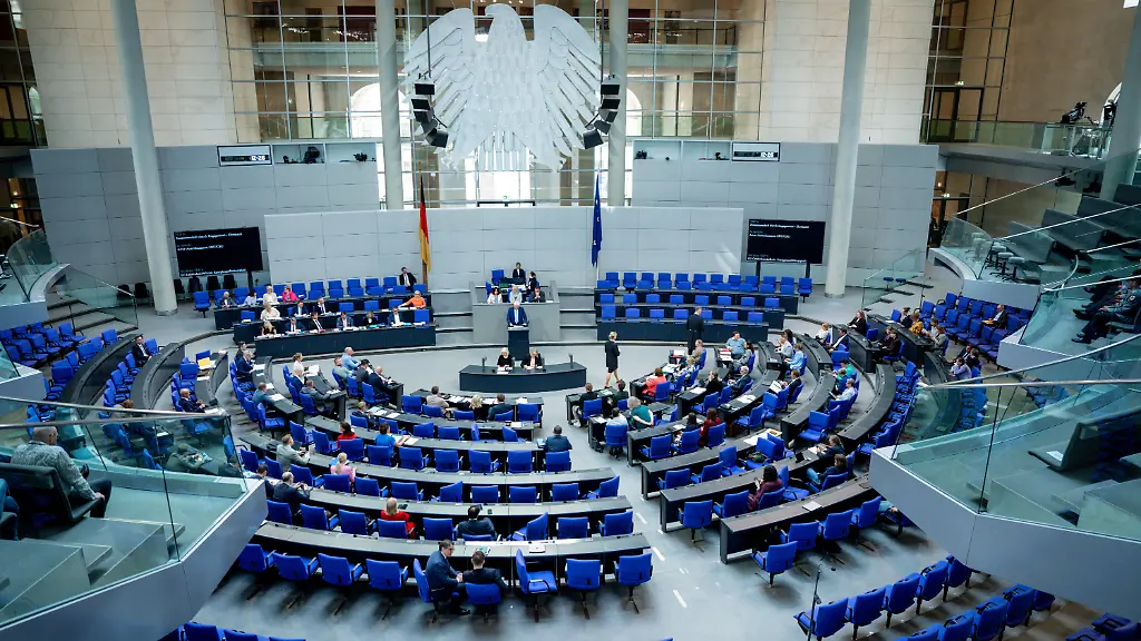 Symbolbild-Plenarsaal-bei-der-80