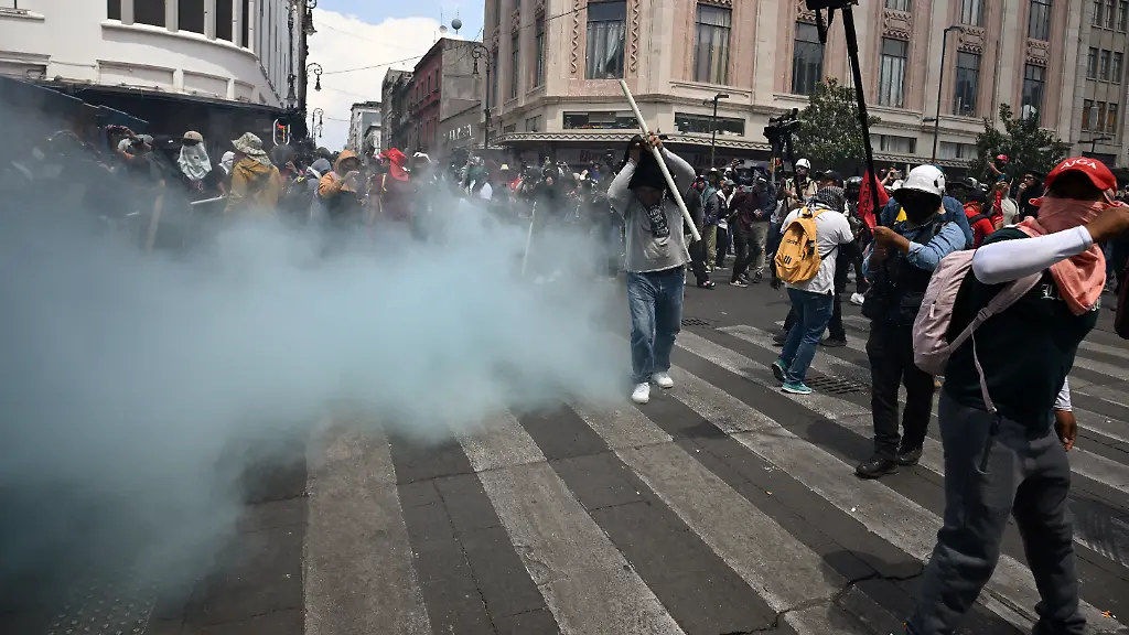 Gegen Lehrer-Demo: Mexikanische Polizei setzt Tränengas nahe WM-Fanmeile ein