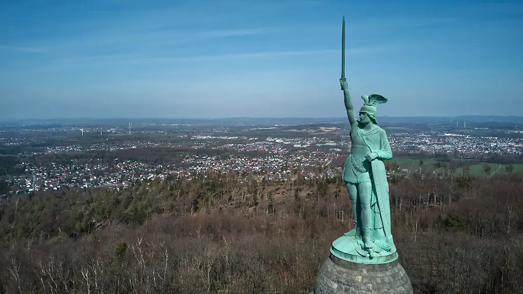 Staatsschutz ermittelt: Rechtsextreme besetzen Hermannsdenkmal bei Detmold