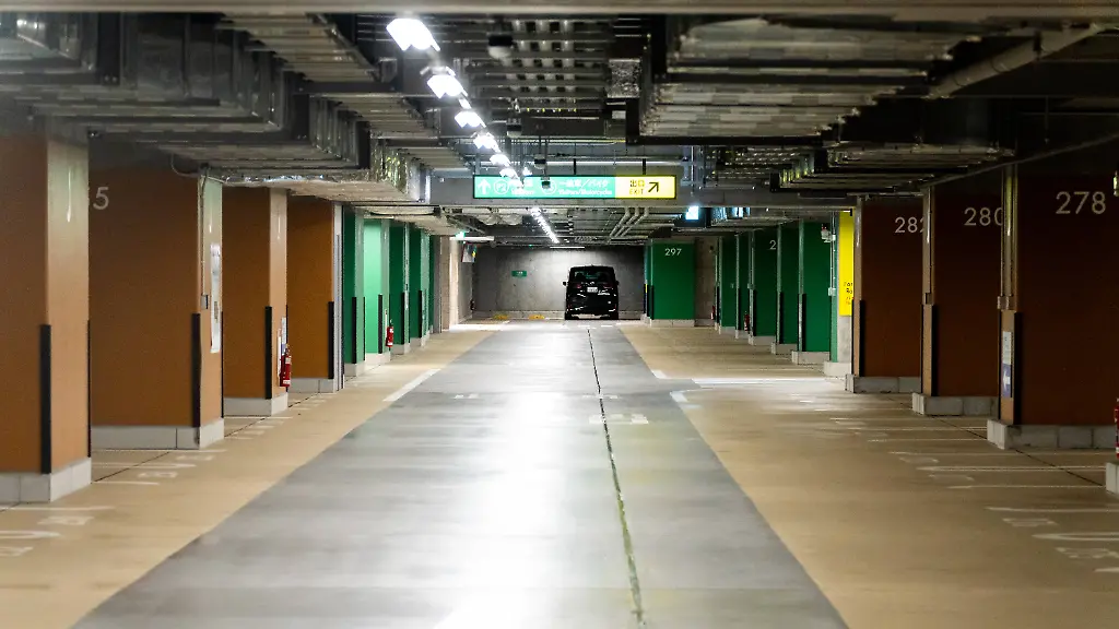 Tokyo-Japan-June-11-2026-A-view-through-a-modern-underground-parking-garage-featuring-marked-parking-spaces-traffic-lanes-and-a-parking-guidance-system-The-photo-shows-the-underground-parking-infrastructure-of-a-building-complex-with-organized-traffic-lanes-and-parking-spaces-for-motor-vehicles-Blick-durch-eine-moderne-Tiefgarage-mit-markierten-Stellplaetzen-Fahrgasse-und-Parkleitsystem