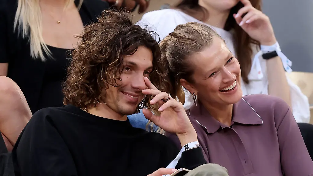 Kein Unbekannter im Tennis: Topmodel Toni Garrn turtelt bei French Open mit neuem Partner