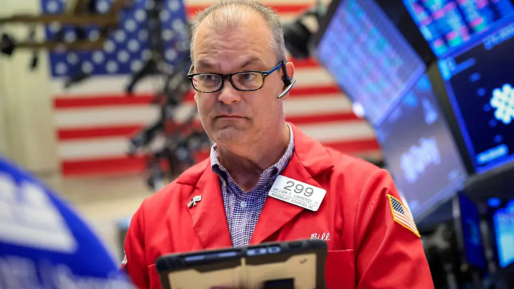 Börsenlieblinge unter Druck: Zinssorgen und KI-Zweifel ziehen Wall Street nach unten