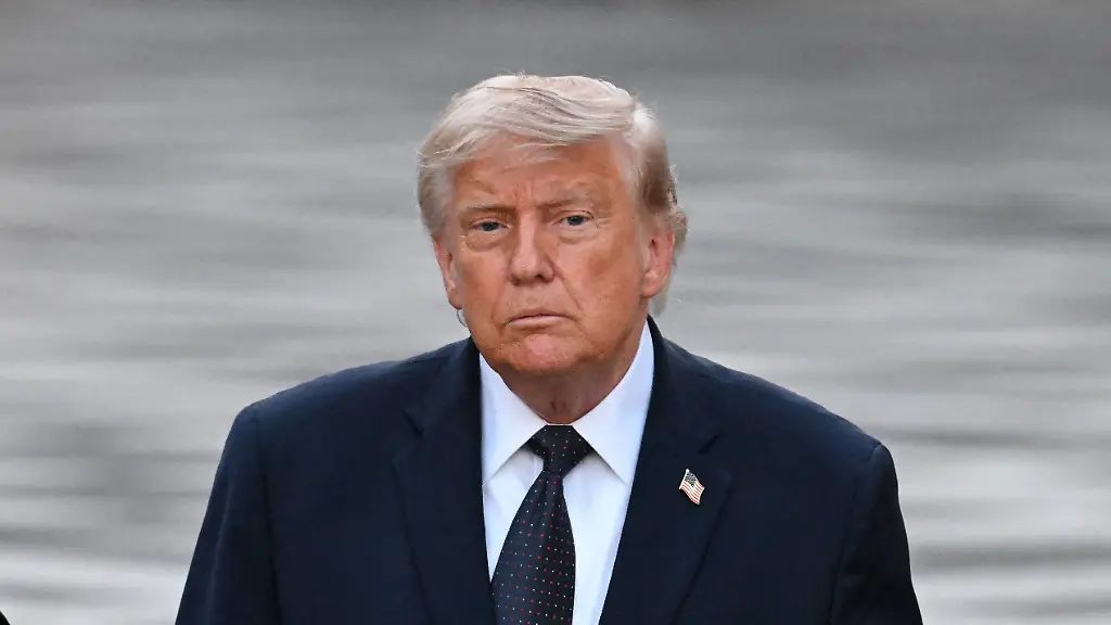 Trump-received-at-Chateau-de-Versailles-France-s-President-Emmanuel-Macron-and-his-wife-Brigitte-Macron-welcome-US-President-Donald-Trump-at-Chateau-de-Versailles-ahead-of-a-dinner-to-celebrate-the-250th-anniversary-of-the-independence-of-the-United-States-in-Versailles-southwest-of-Paris-on-June-17-2026-Photo-by-Lionel-Urman-ABACAPRESS