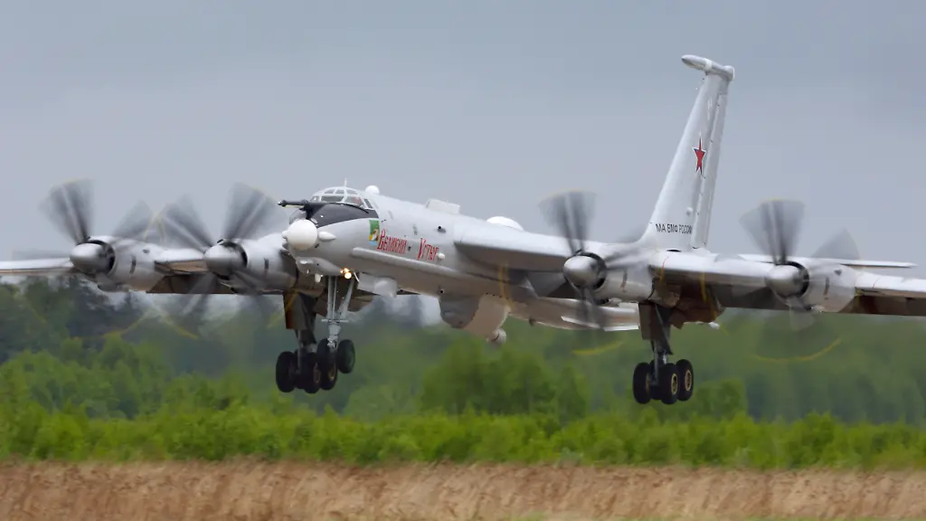 Tu-142MR-reconnaissance-aircraft-of-the-Russian-Navy-landing-Kubinka-Russia