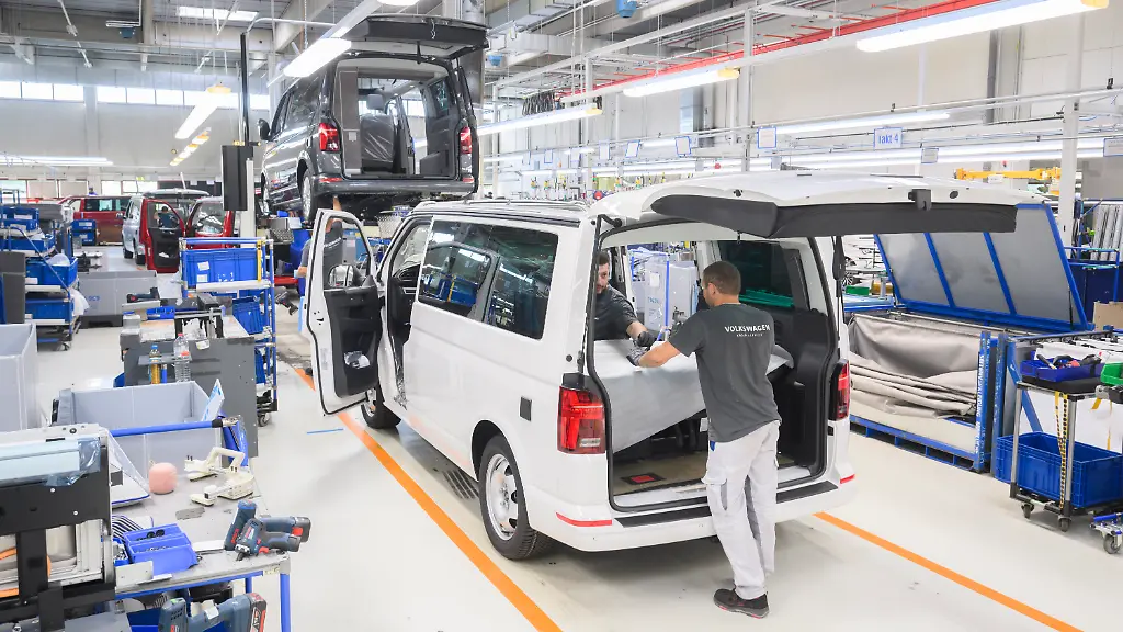 VW-Mitarbeiter-montieren-ein-Reisemobil-Volkswagen-California-6-1-in-der-California-Fertigung-in-Hannover-Das-Reisemobil-darf-nach-dem-Ende-des-Basismodells-T6-1-noch-zwei-Monate-weiter-gebaut-werden