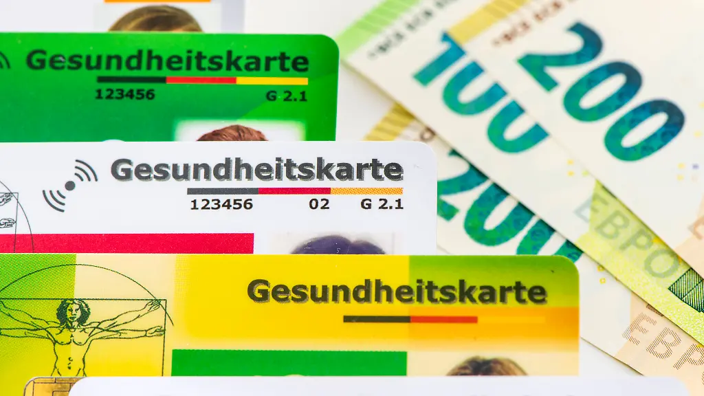Verschiedene-Gesundheitskarten-von-Krankenversicherungen-liegen-zusammen-als-Symbolbild-fuer-das-Gesundheitssystem-basierend-auf-gesetzlichen-Krankenkassen-NUR-FUeR-REDAKTIONELLE-VERWENDUNG