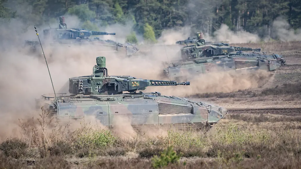 Von-KNDS-in-Kooperation-mit-Rheinmetall-gebauter-Schuetzenpanzer-Puma-waehrend-einer-Vorfuehrung-auf-dem-Truppenuebungsplatz-Munster