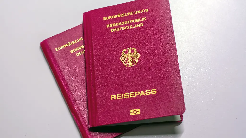 Einbürgerungsanträge gesunken: Überwiegende Mehrheit der deutschen Neubürger wählt Doppelpass
