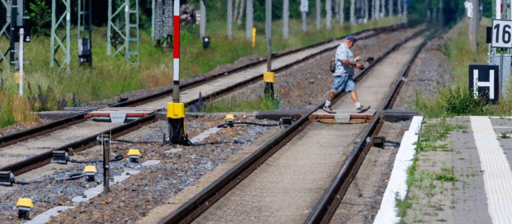 Bahnstrecke Hamburg-Berlin nach Sanierung wieder frei – Kritik von Politikern
