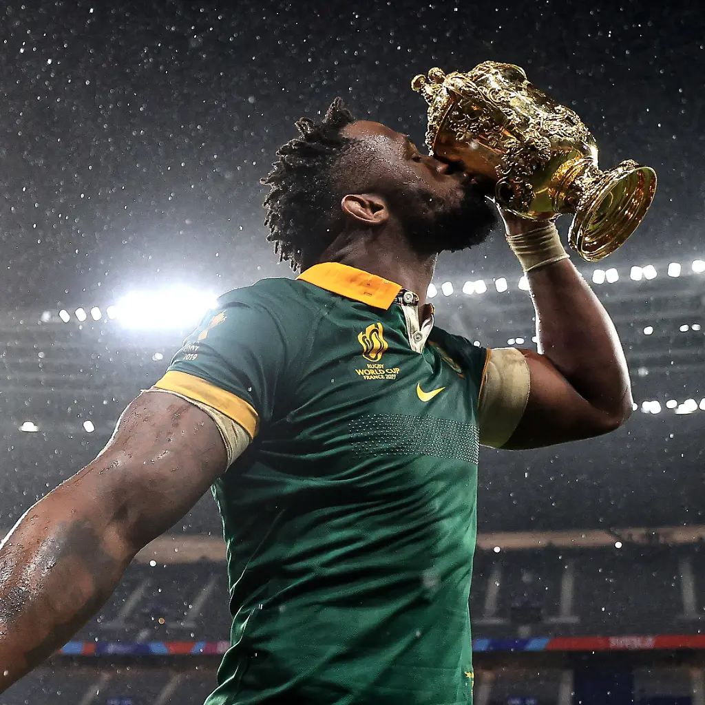 Bilder-des-Jahres-2023-Sport-10-Oktober-Sport-Themen-der-Woche-KW43-Sport-Bilder-des-Tages-2023-Rugby-World-Cup-Final-Stade-de-France-Paris-France-28-10-2023-New-Zealand-vs-South-Africa-South-Africas-Siya-Kolisi-celebrates-with-the-William-Webb-Ellis-trophy-Siya-Kolisi-celebrates-with-the-William-Webb-Ellis-trophy-28-10-2023-PUBLICATIONxNOTxINxUKxIRLxFRAxNZL-Copyright-x-INPHO-DanxSheridanx-BT1I0065A
