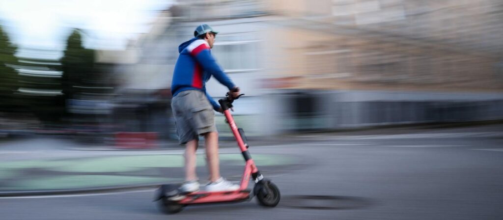 Bundestag berät: Verleiher sollen für E-Scooter-Unfälle haften