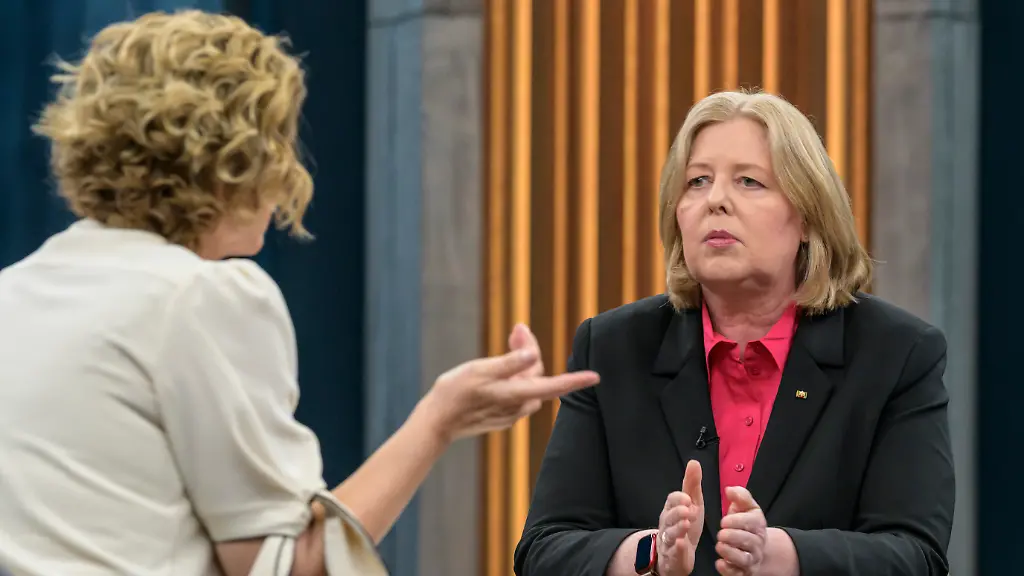 im-Bild-v-l-Caren-Miosga-Baerbel-Bas-SPD-Parteivorsitzende-Bundesministerin-fuer-Arbeit-und-Soziales-GER-Berlin-Studio-zu-Gast-bei-Caren-Miosga-Polittalk-TV-Format-Aufzeichnung-Live-Das-Erste-aus-Adlershof-am-Studio-20-Thema-Ist-die-SPD-bereit-fuer-grosse-Reformen-Frau-Bas-07-06
