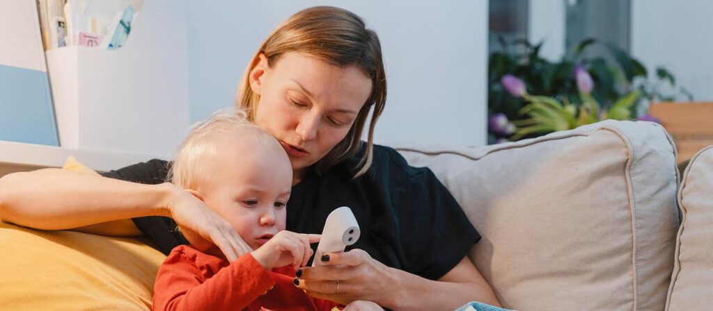 Kinderkrankentage nehmen laut AOK-Auswertung weiterhin meistens Frauen