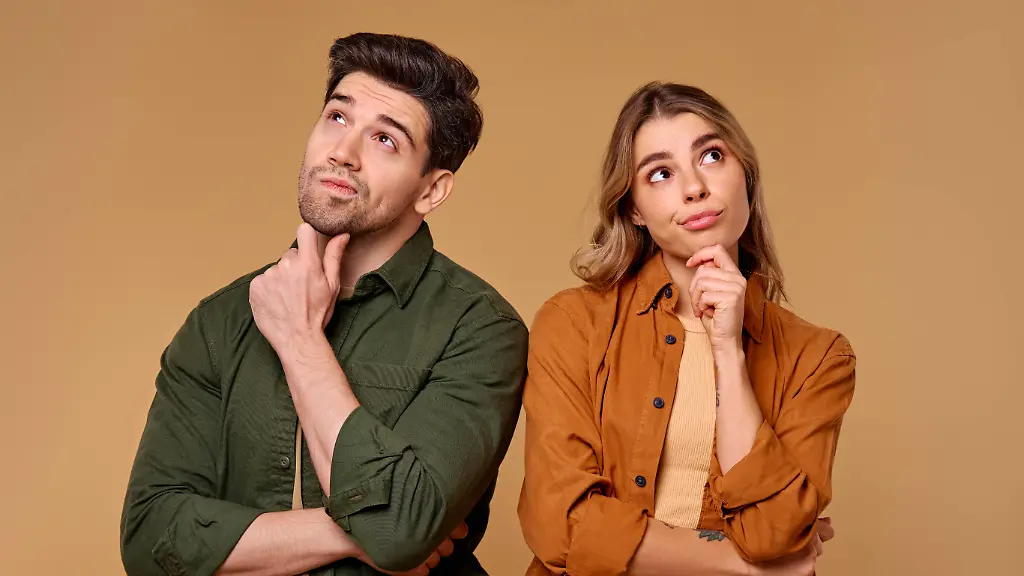 paar-nachdenklich-paare-paerchen-nachdenken-nachdenklichkeit-couple-pensive-pairs-pensives-539-tod-model-released-Symbolfoto