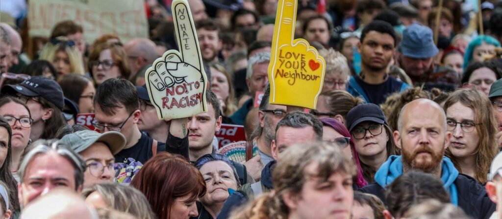 Nach Krawallen in Belfast: Tausende Menschen setzen Zeichen gegen Hass