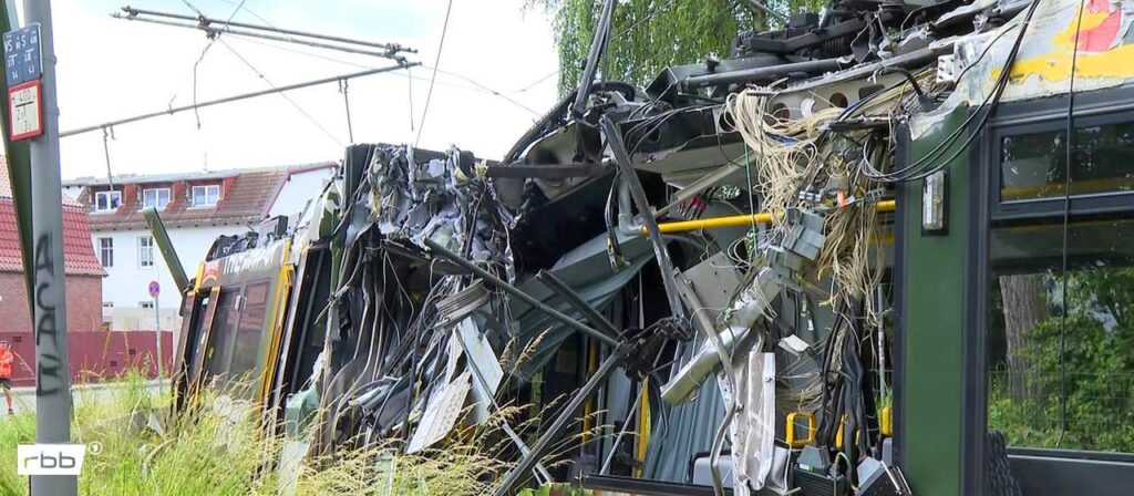 20 Verletzte: Tram in Berlin-Hohenschönhausen entgleist