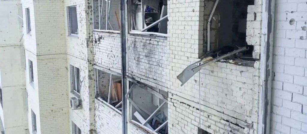 Ukrainische Drohnen treffen Industrieanlagen und Wohnhaus in Russland