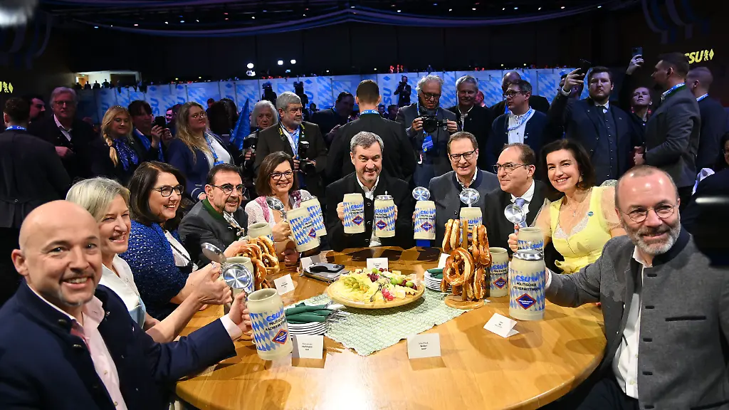 v-i-Alexander-HOFFMANN-Klaus-HOLETSCHEK-Ilse-AIGNER-Markus-SOEDER-Ministerpraesident-Bayern-und-CSU-Vorsitzender-Martin-HUBER-Generalsekretaer-der-CSU-Alexander-DOBRINDT-Bundesinnenminister-Dorothee-BAER-Manfred-WEBER-Prosten-sich-zu-mit-Bierkruegen-Masskruege-Bierkruege-Stammtisch-Politischer-Aschermittwoch-der-CSU-am-18-02-2026-in-der-Dreilaenderhalle-in-Passau