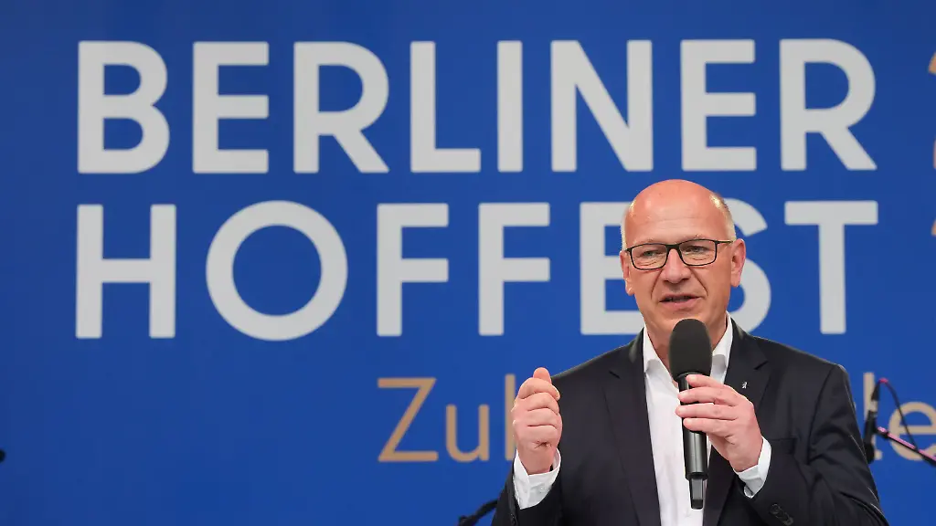 07-07-2026-Berlin-Berlins-Regierender-Buergermeister-Kai-Wegner-CDU-eroeffnet-auf-der-Buehne-vor-dem-Roten-Rathaus-das-Hoffest