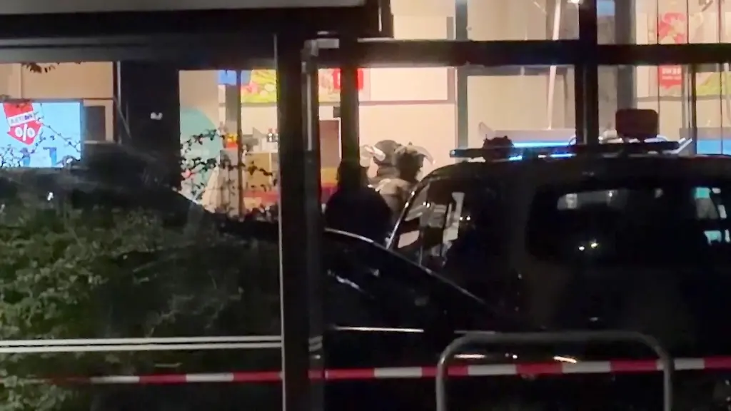 Polizei hat Kontakt: Mann nimmt Frau in Berliner Supermarkt als Geisel