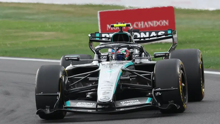 Ferrari wird bestraft: Schreck in der Box: Lewis Hamilton fährt Mechaniker an