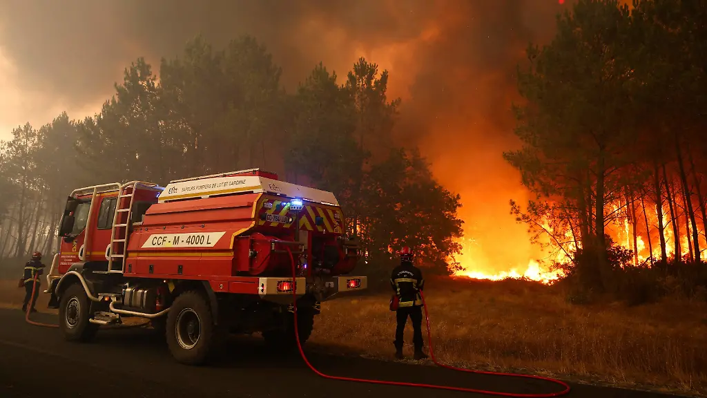 Waldbrände in Urlaubsorten: Tausende Menschen in Südeuropa fliehen vor Flammen