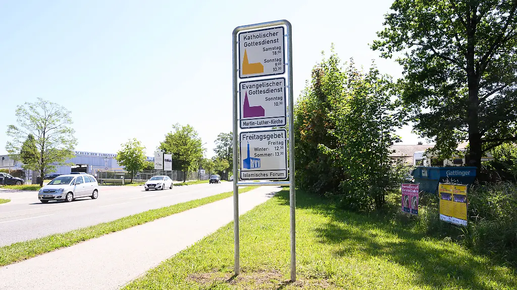 „Zeichen der Wertschätzung“: Stadt stellt erstmals Hinweisschild für muslimisches Gebet auf