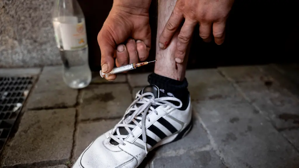 A-man-injects-a-syringe-into-his-leg-in-the-Bahnhofsviertel-district-in-Frankfurt-Germany-on-June-21-2026-Frankfurt-s-Bahnhofsviertel-neighborhood-located-near-the-city-s-financial-center-is-known-for-its-open-drug-scene-and-concentration-of-social-services-The-neighborhood-is-a-visible-symbol-of-Germany-s-challenges-surrounding-addiction-homelessness-and-social-exclusion-as-the-city-employs-harm-reduction-approaches-including-supervised-consumption-facilities