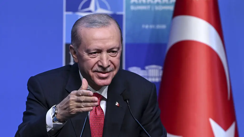 Auch Friedrich Merz?: Bericht: Erdogan schenkt seinen Nato-Gästen Revolver mit scharfer Munition