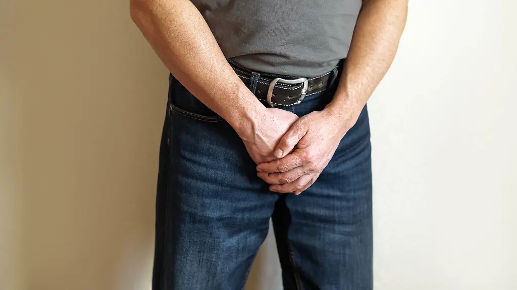 Aelterer-Mann-der-sich-wegen-Prostataproblemen-den-Schritt-haelt-Senior-man-holding-his-crotch-with-prostate-problems-Erectile-dysfunction-and-men-s-health-problems-concept-LicenseRF-Copyright-xZoonar