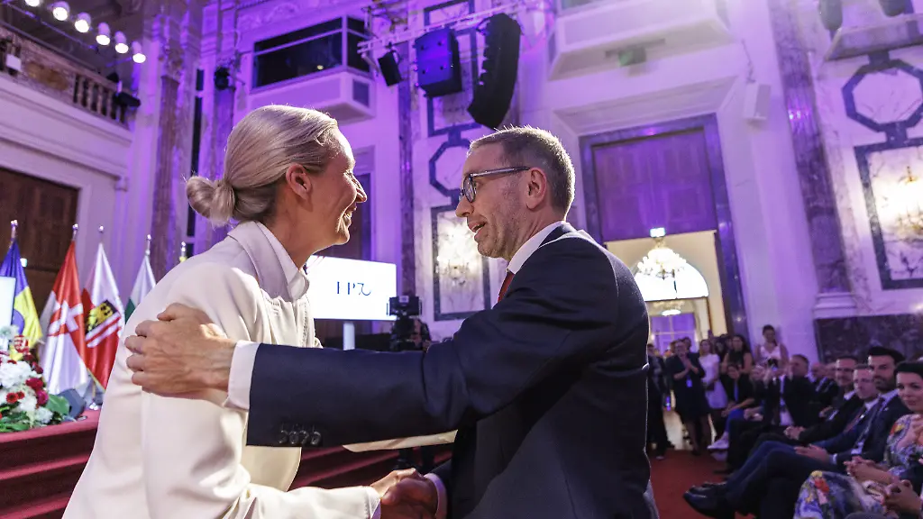 Alice-Weidel-AfD-und-Herbert-Kickl-FPOe-begruessen-sich-waehrend-der-Feierlichkeiten-zum-70-jaehrigen-Bestehen-der-FPOe-in-der-Hofburg